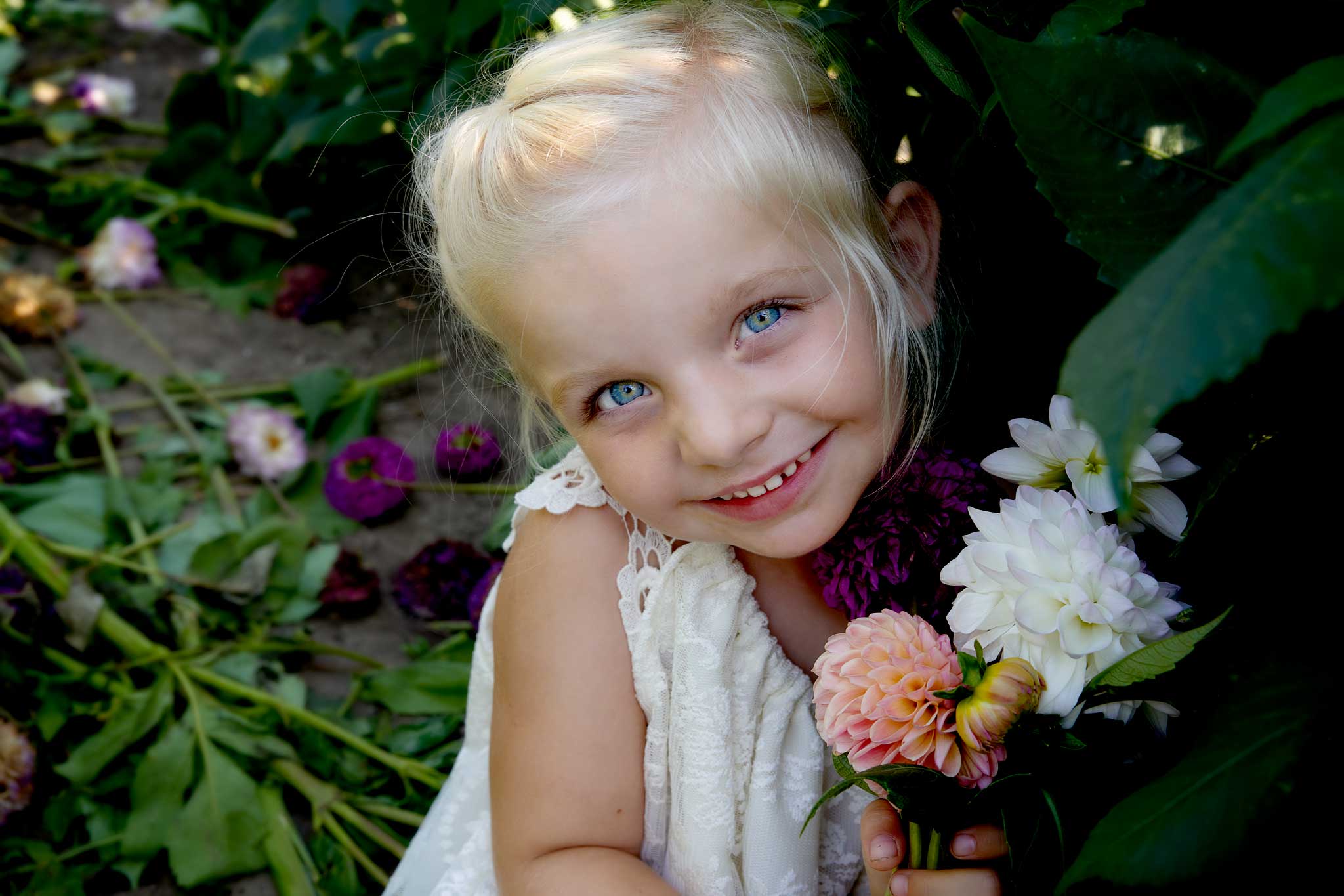 portraet af en pige i en blomstermark