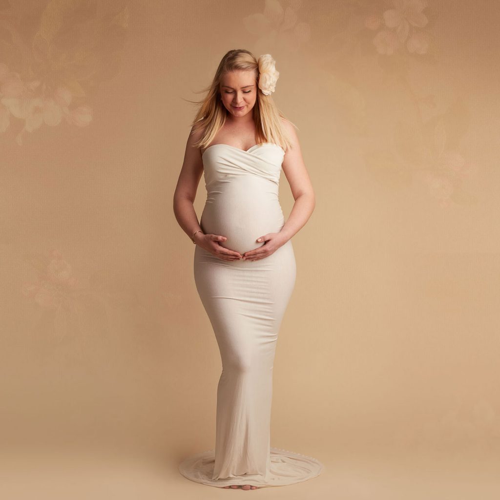 gravid i hvid lang kjole