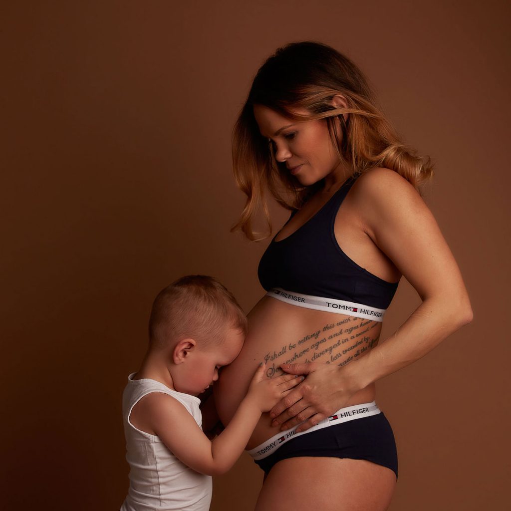gravid kvinde og hendes soen 