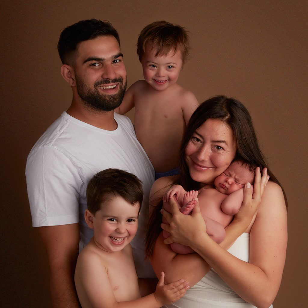 newborn fotografering af familie med 2 store drenge og en baby pige