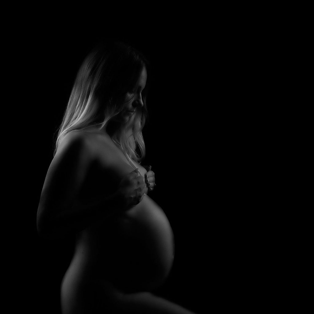 sort hvid billede af en gravid kvinde 
