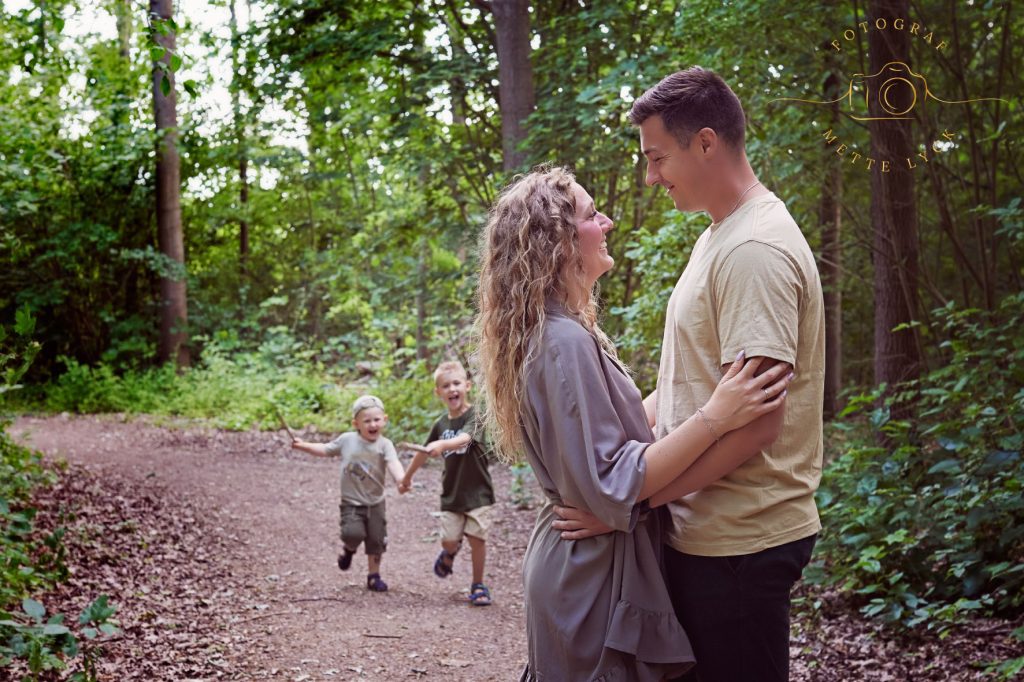 familiefotografering i en skov