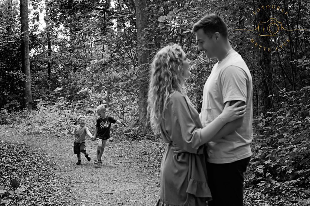 familiefotografering i en skov