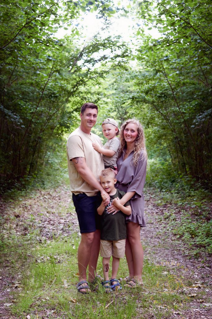 familiefotografering i en skov