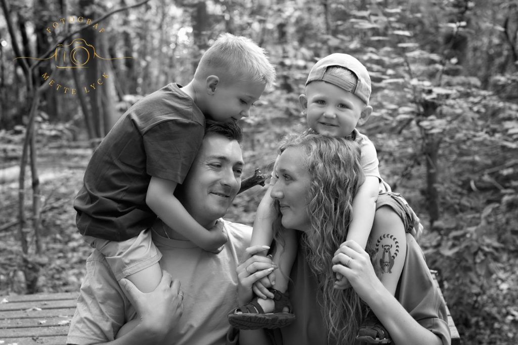 familiefotografering i en skov