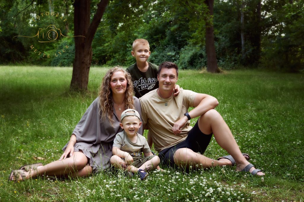 familiefotografering i en skov