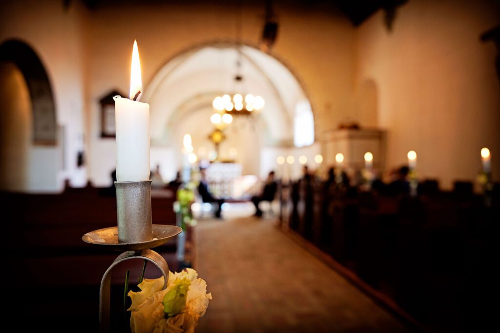 stemningsbillede i kirke ved bryllup
