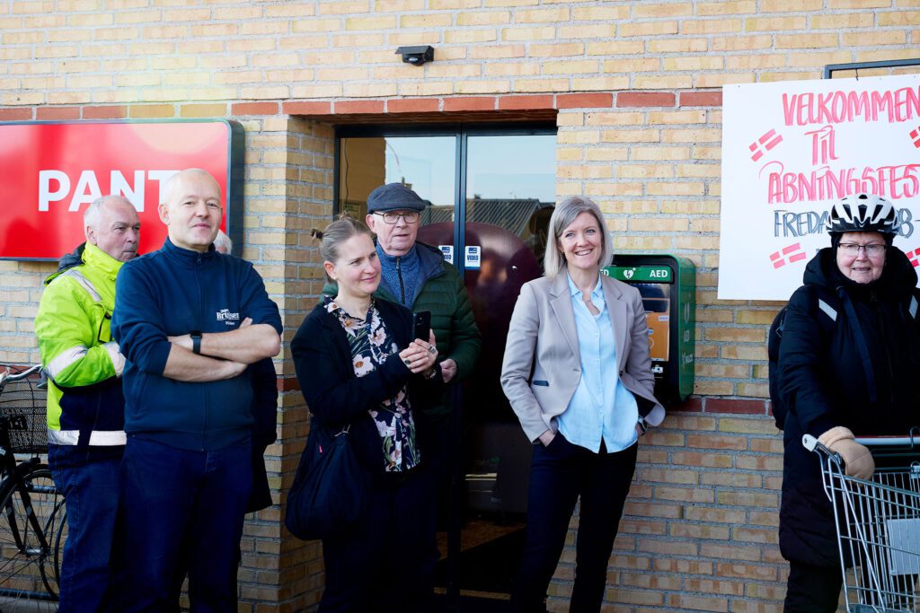 haarlev super brugsens genaabningsfest uddeler frank og direktør i coop rikke krause