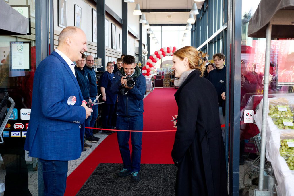 pernille skipper aabner den nyrenoverede super brugs i haarlev