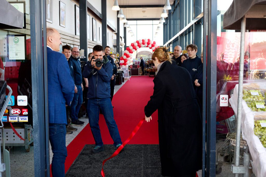 pernille skipper aabner den nyrenoverede super brugs i haarlev