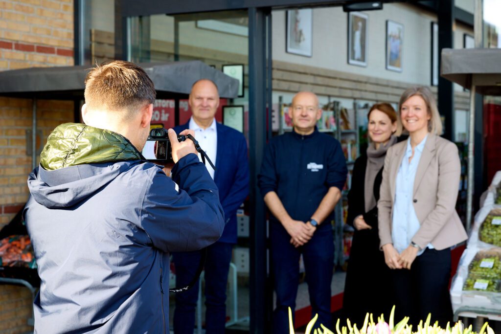 coops fotograf fotografere formand morten k nielsen uddeler frank christiansen bestyrelsesformand pernille skipper og direktør i coop rikke krause