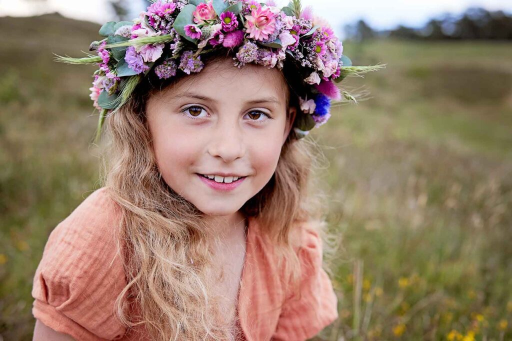brudepige med blomsterkrans
