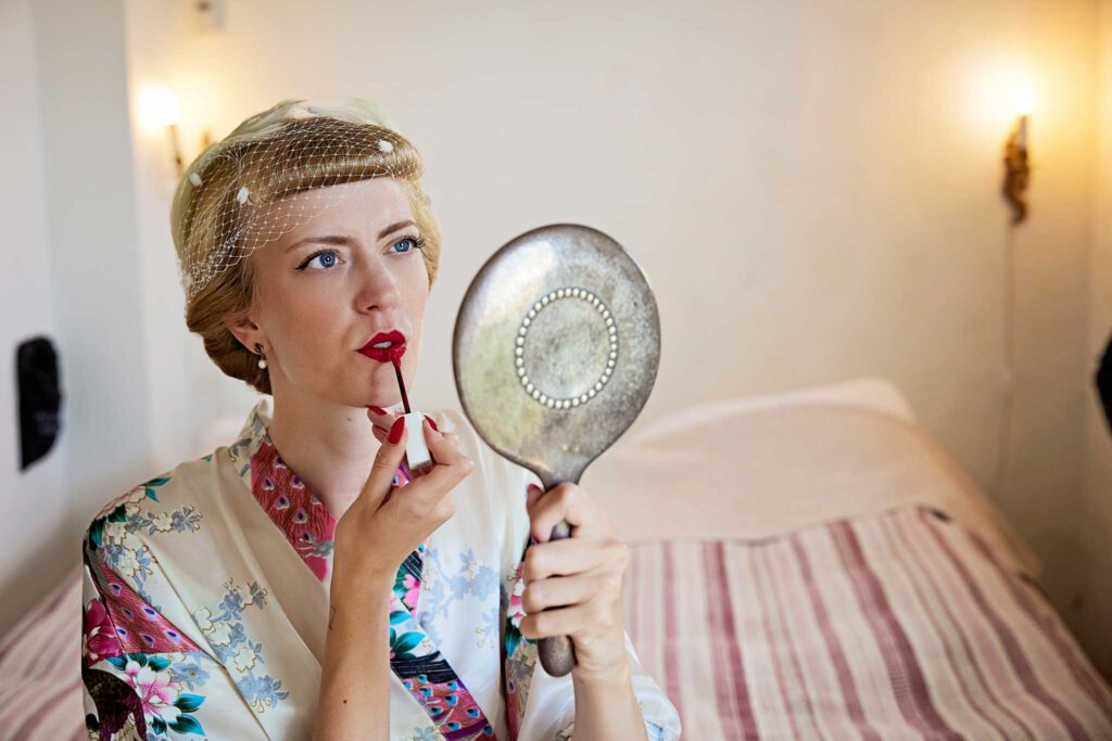 brud goer sig klar paa dambaekgaard