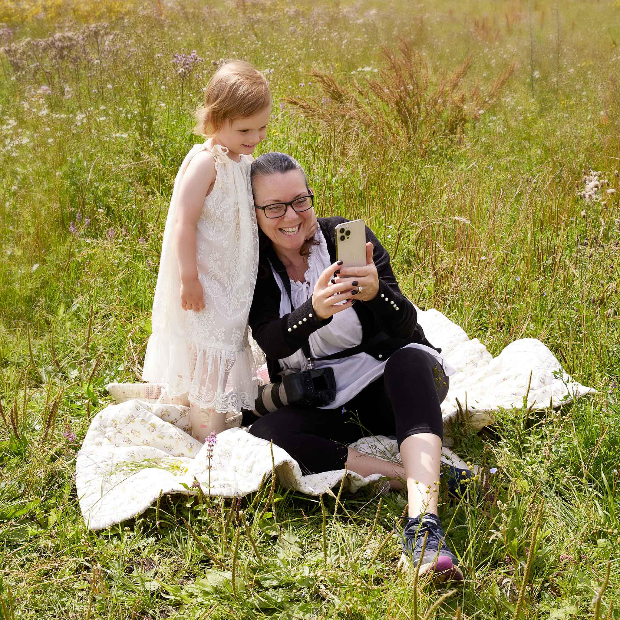 fotografen tager en selfi med lille pige