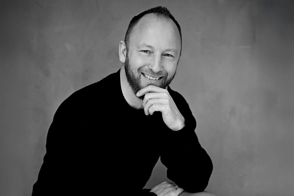 profil billede af en mand i sort-hvid