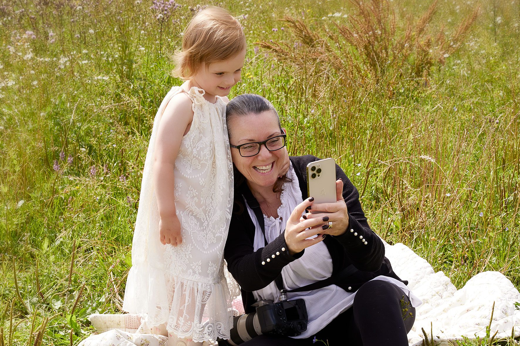 fotograf mette lyck tager selfi med lille pige