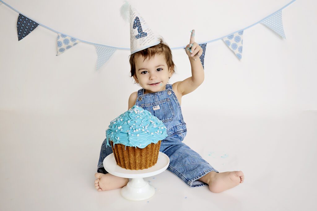 dreng til cake smash fotografering med blaa kage