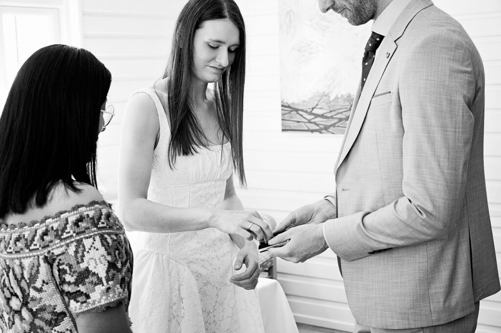 birdes getting the rings on